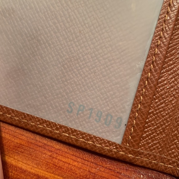 LV Louis Vuitton Taiga Leather ID Holder - Picture 10 of 11